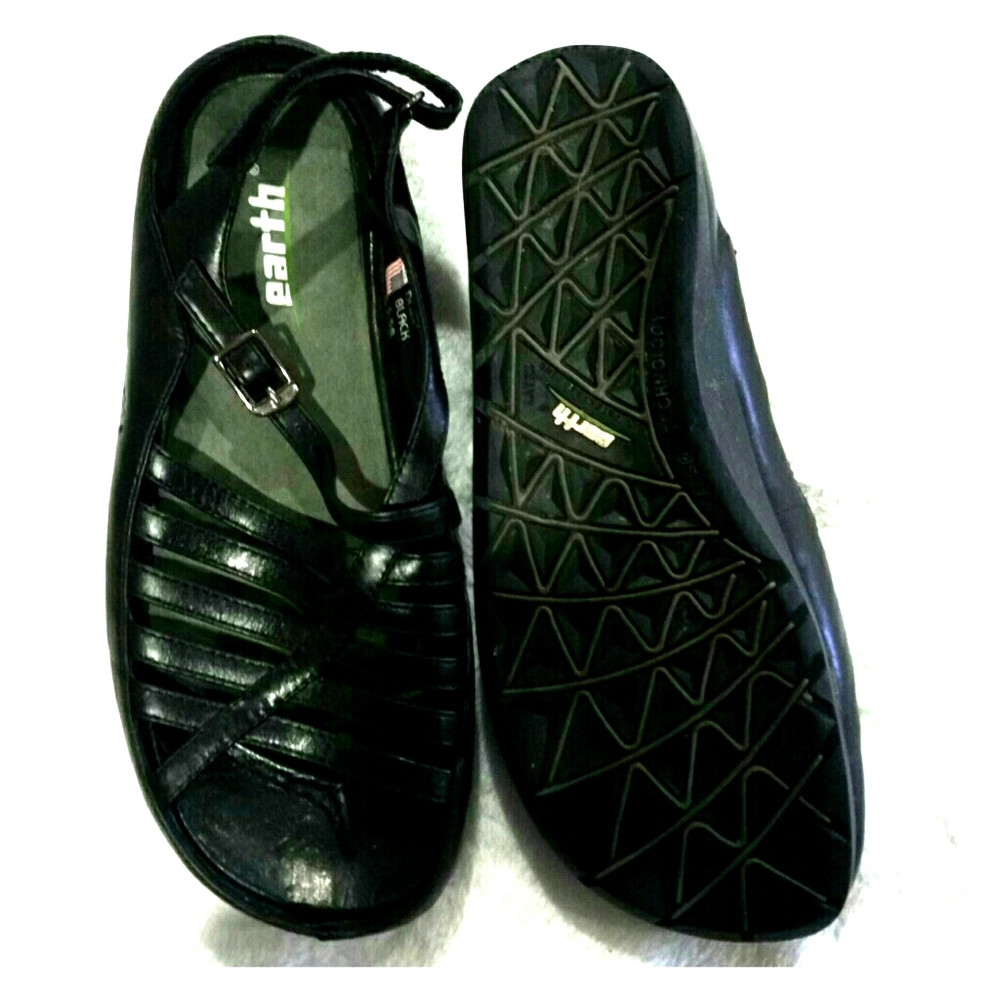 Black leather Earth open toed sandals 6 1/2